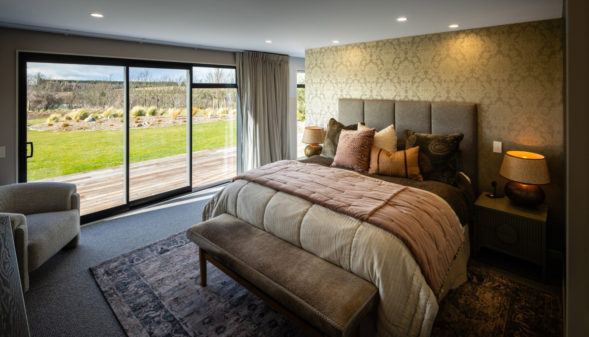 Master suite super king bed with valley view